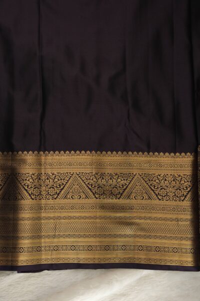 Plain magenta unstitched blouse piece featuring the intricate gold zari Kanchi border, perfectly matching the dark chocolate semi pattu saree.