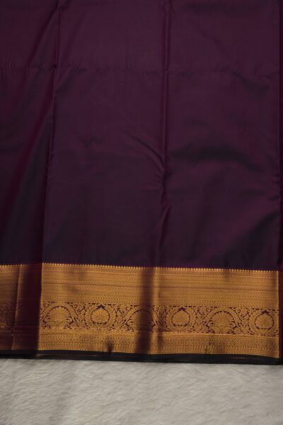 Plain magenta unstitched blouse piece featuring the intricate gold zari Kanchi border, perfectly matching the green semi pattu saree.