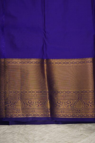 Plain purple unstitched blouse piece featuring the intricate gold zari Kanchi border, perfectly matching the green semi Kanjeevaram saree.