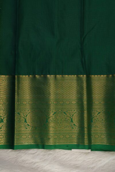 Plain green unstitched blouse piece featuring the intricate gold zari Kanchi border, perfectly matching the orange semi pattu saree.