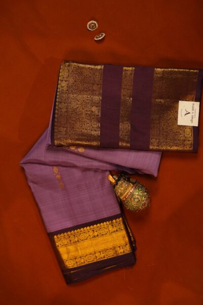 A stunning full outlook of the draped light burgundy pure handloom Kanjeevaram saree, revealing the contrast between the soft body and the grand maroon gap border.