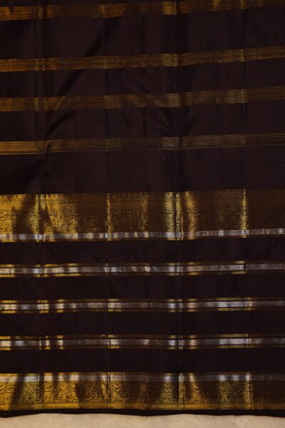 Contrast brown unstitched blouse piece featuring vintage gold zari lines and the intricate Kanchi border, perfectly matching the elephant grey handloom saree.
